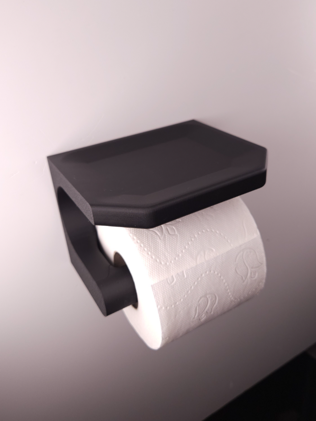 Minimalistisk Toalettpapirholder med Hylle – Moderne Skandinavisk Design