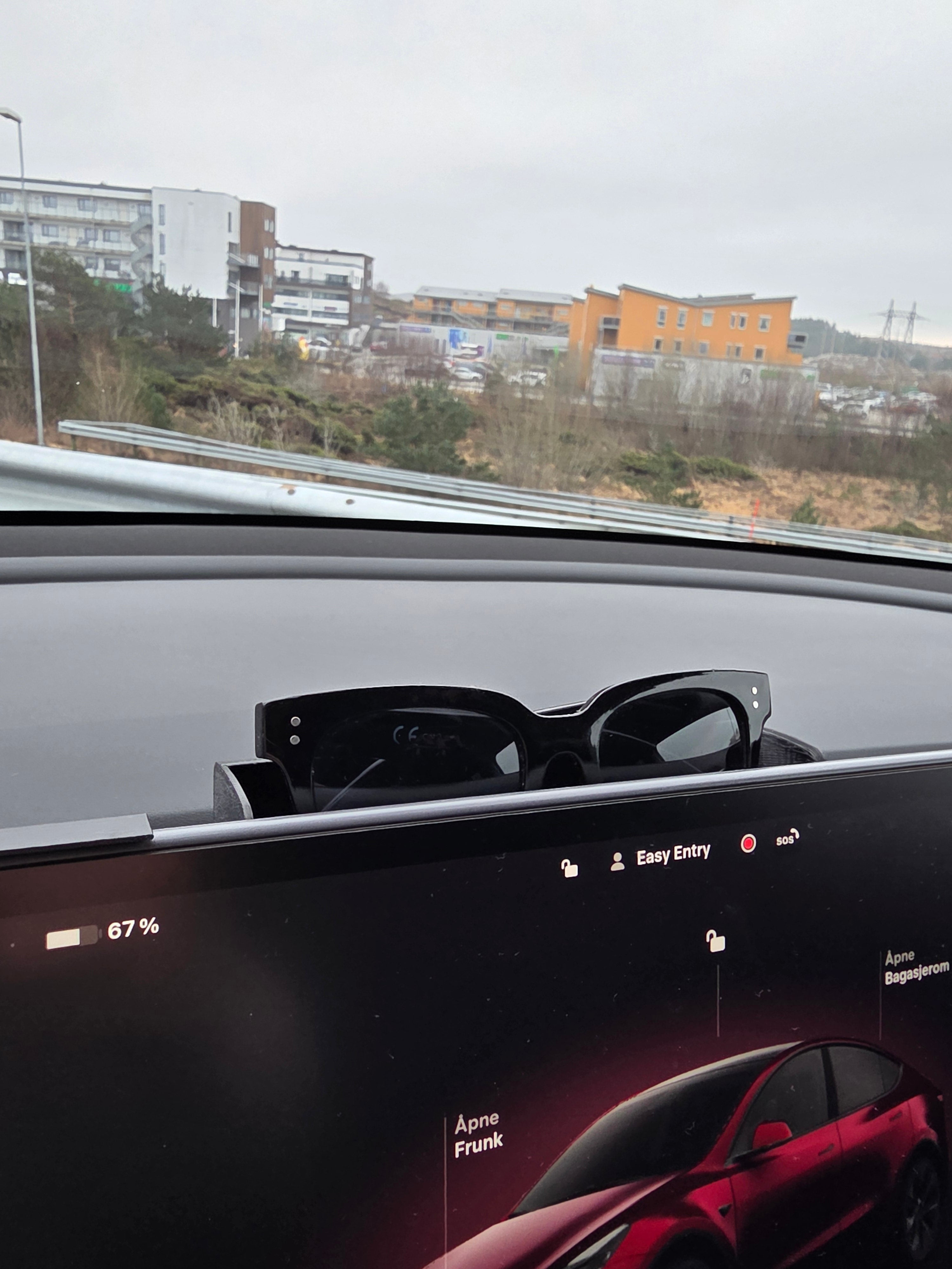Solbrille holder Tesla